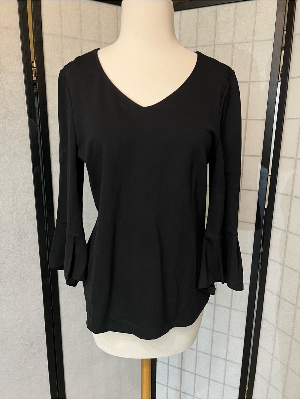 RSVP by Talbots Black V-Neck Ruffle Cuff Long Sleeve Top